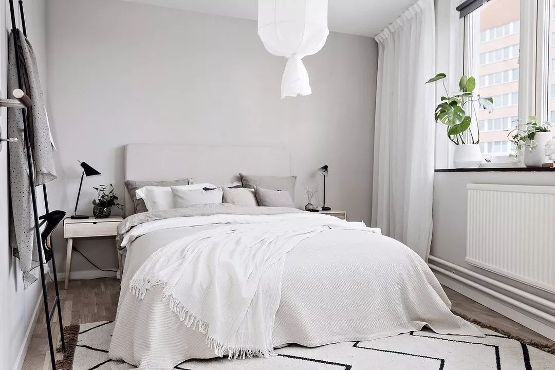 卧室床头背景墙面效果图，灰色墙漆简约时尚！
