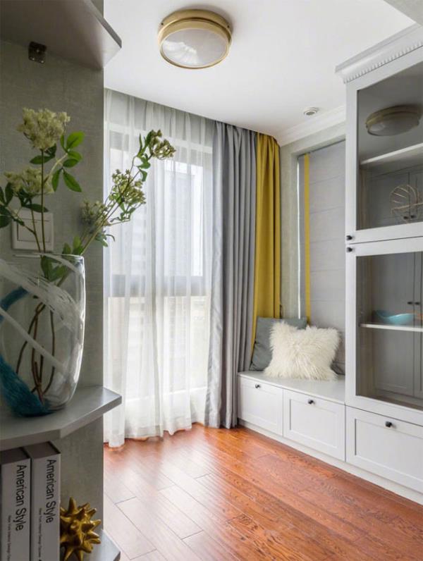 济南装修设计：淳朴的简约美式空间，客厅装飘窗！