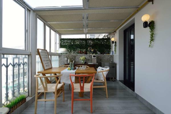 青岛装修设计：80㎡带露台的房子装修，有阳光餐厅和花园！