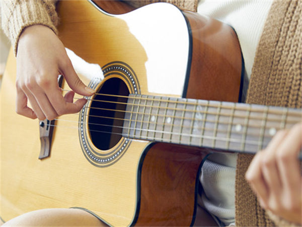 什么是古典吉他和民谣吉他?古典吉他和民谣吉他的区别！